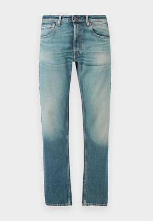 Muške plave izblijedjele traperice uskog kroja s prednjim džepovima, omčama za remen, zatvaranjem na kopču i suptilnim detaljem nabora na bedrima.