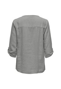 Blusa de lino gris con mangas de tres cuartos, puños enrollados y escote redondeado. Textura suave con un diseño sencillo en la parte posterior.