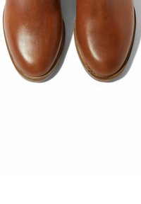 Bruine leren enkelboots met een glad oppervlak en een ronde neus, gekenmerkt door een minimalistisch ontwerp en een subtiele, contrasterende zool.