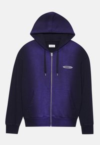 Sudadera con capucha con cremallera en degradado morado y negro, con capucha ajustable, bolsillos delanteros y un pequeño logotipo. Tela suave y puños acanalados.