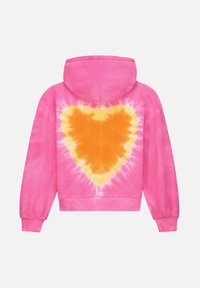 Fleece hoodie met een roze exterior. Heeft een groot tie-dye hartontwerp in oranje en geel op de achterkant. Geribbelde manchetten en onderkant.
