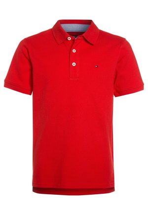 Rotes Poloshirt mit kurzen Ärmeln, drei Knöpfen vorne und kleinem gesticktem Logo auf der linken Brust.