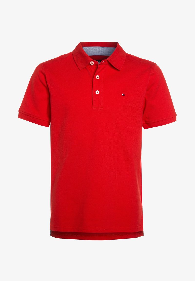 Polo rouge à manches courtes avec trois boutons sur le devant et petit logo brodé sur la poitrine gauche.