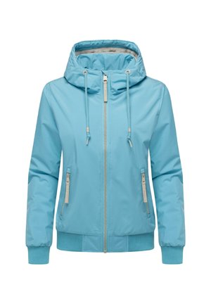 Veste imperméable bleu clair avec capuche, fermeture éclair à l'avant, deux poches latérales zippées et poignets côtelés aux manches et à l'ourlet.