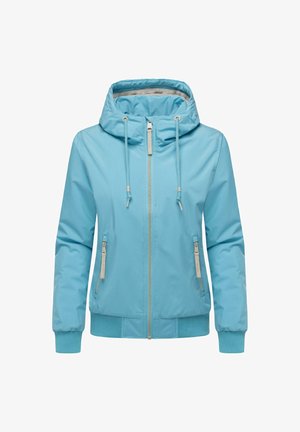 Chaqueta impermeable de color azul claro con capucha, cierre frontal de cremallera, dos bolsillos laterales con cremallera y puños acanalados en las mangas y el dobladillo.