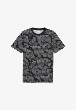 Tricou negru cu mânecă scurtă, cu un model texturat ce prezintă text alb repetat și forme abstracte. Guler rotund și croială lejeră.