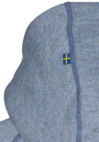 Ljusblå hoodie i texturerat tyg med en synlig söm. Har en liten svensk flagga-lapp på sidan.