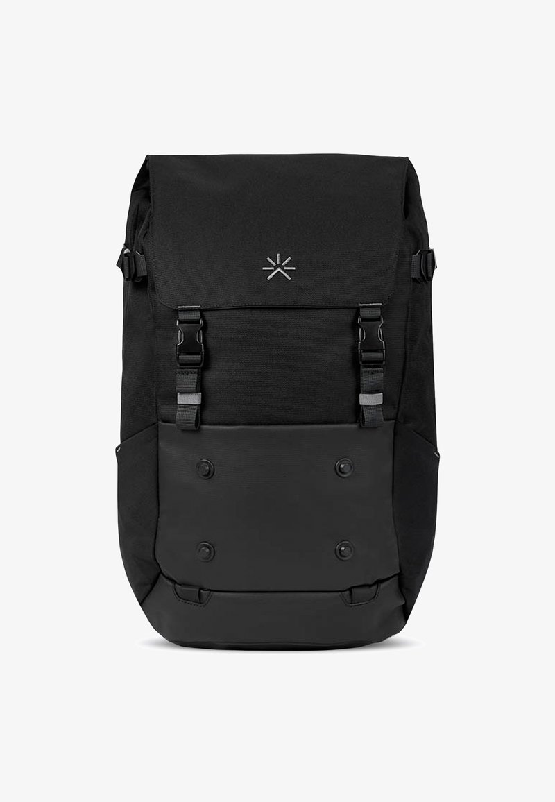 Zaino nero con un design strutturato, chiusura a patta superiore, spallacci regolabili e un pannello frontale liscio con bottoni a pressione.