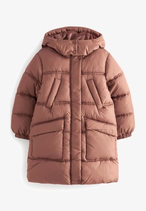 Veste matelassée marron avec capuche, présentant des coutures diagonales, deux poches avant et une fermeture à boutons-pression. Texture lisse et design chaud.