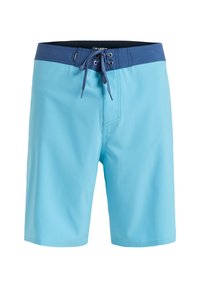 Shorts de bain bleu clair avec une ceinture élastique bleu foncé, dotés d'un cordon de serrage et d'une seule poche avant. Texture de tissu lisse.