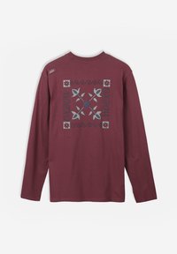 T-shirt à manches longues, couleur bordeaux, en coton, avec un motif graphique bleu et gris représentant des feuilles et des bordures décoratives. Étiquette de marque sur l'épaule.
