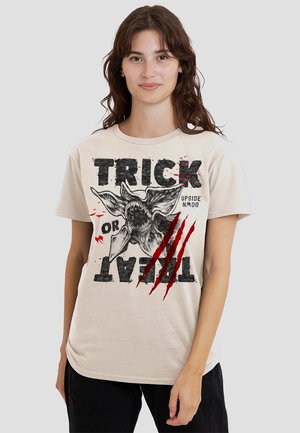 STRANGER THINGS DEMOGORGON TRICK OR TREAT SKETCH - Print T-shirt - off-white