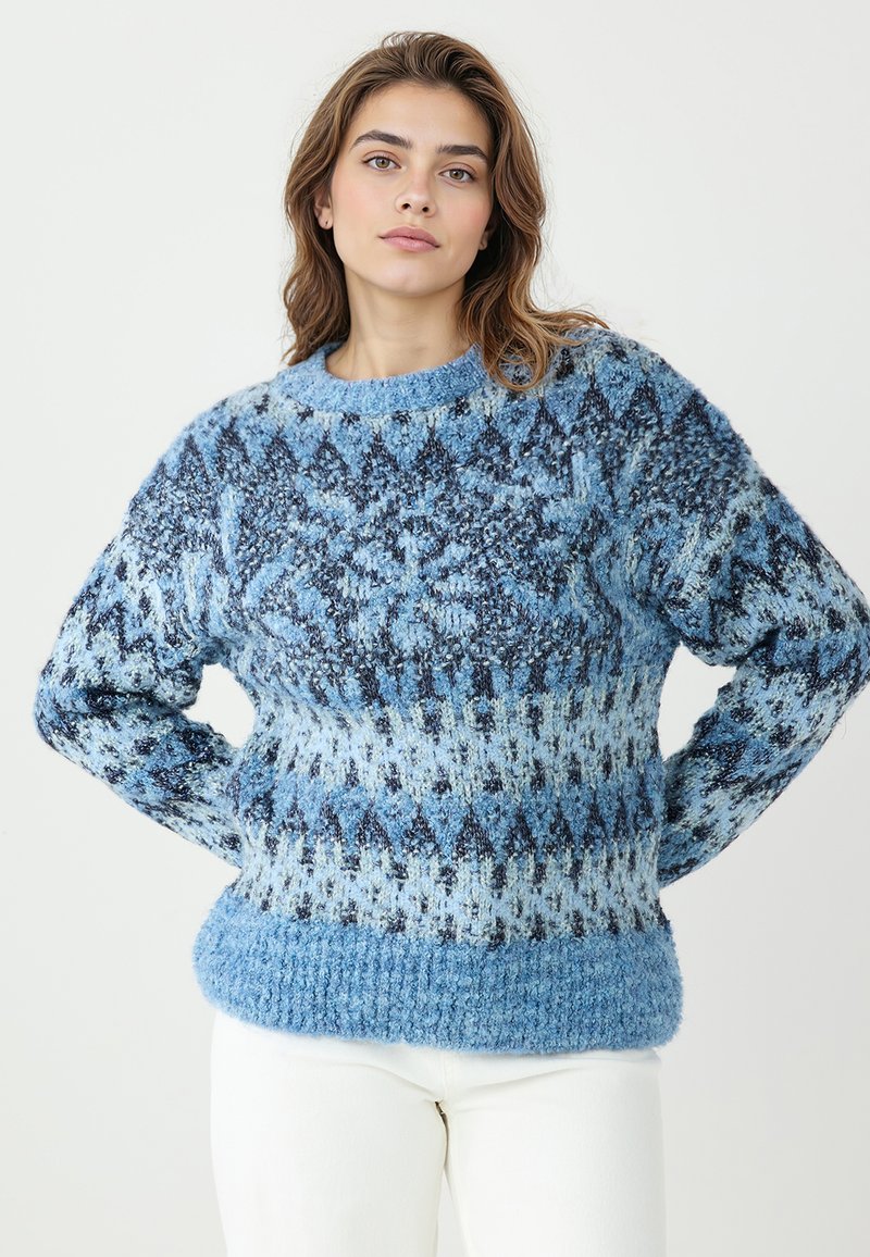 Blauer Pullover mit Muster in verschiedenen Blautönen, mit strukturierter Strickoptik, rundem Ausschnitt sowie geripptem Saum und Bündchen.