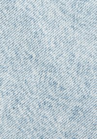 Tela de mezclilla azul claro con una textura sutil, que presenta un patrón de tejido diagonal. La superficie tiene una apariencia ligeramente desgastada.