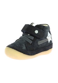 Zapatilla de tacón alto para niño pequeño, de color azul oscuro y hecha de ante, con cordones grises, un acento de estrella plateada y una suela de goma beige. Cierre con tiras de velcro.