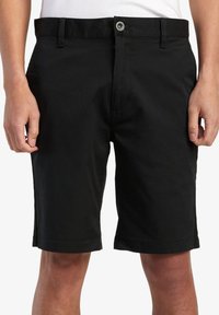 Pantalones cortos negros de algodón, con cierre frontal de botón, trabillas para cinturón y corte recto. Textura suave, diseño hasta la rodilla.
