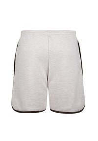 Pantaloni corti in cotone grigio chiaro con una morbida texture, caratterizzati da un pannello laterale nero e un bordo a contrasto lungo l'orlo e la vita.