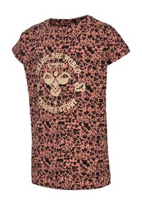 Rosa kortärmad t-shirt med svart blommönster, med ett guldtryck i mitten som säger "FÖRÄNDRA VÄRLDEN GENOM SPORT".