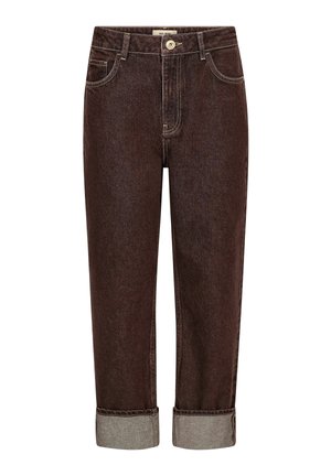 Jeans in denim marrone scuro con risvolti, chiusura frontale con bottoni, passanti per cintura e design a cinque tasche.