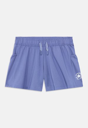 Lilla badshorts med elastisk linning, snøre, sidelommer og et hvidt logodetalje nederst til højre. Glat tekstur.