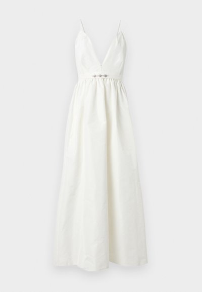 Λευκό αμάνικο μάξι φόρεμα με βαθύ V-λαιμόκοψη, λεπτές τιράντες, σούρες στη μέση και διακοσμητικό στο κέντρο μπροστά.