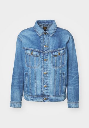 Lyseblå denimjakke med krave, frontknapper, to brystlommer og lange ærmer. Har en klassisk silhuet og struktureret stof.