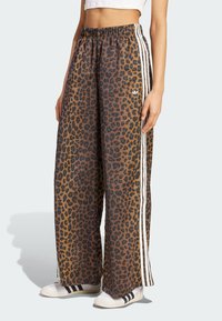 adidas Originals WIDE LEG LEO PRINT SATIN PANTS - Jogginghose - multicolor bronze strata