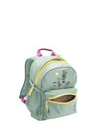 Μικρό πράσινο παιδικό σακίδιο με κίτρινους φερμουάρ, μοβ λουριά, μπροστινή τσέπη, πλαινή διχτυωτή τσέπη και ζωγραφιές καρτούν με ζώα κάτω από τον ήλιο.