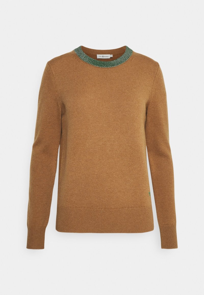 Pull en maille camel à manches longues avec un col rond orné d'une bordure verte texturée.