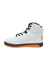 Basket haute avec une tige synthétique blanche, des lacets noirs, une semelle noire et un accent orange sur le talon avec des lettres verticales.