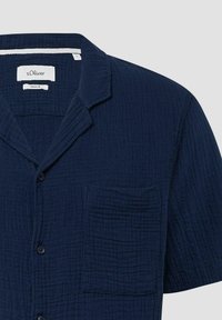 Marineblaues Kurzarmhemd aus strukturiertem Material, mit Kragen, Knöpfen und einer Brusttasche, mit der Bezeichnung s.Oliver Resort Fit.