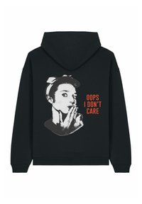 Sudadera negra con un gráfico de una mujer con un dedo en los labios y el texto "OOPS I DON'T CARE" en naranja. Tejido suave, corte relajado.