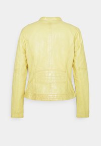 Giacca in pelle gialla, finitura texture, design aderente, vista posteriore, con dettagli delle cuciture e collo rotondo. Maniche lunghe, lunghezza corta.