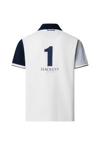 Polo blanco con cuello y mangas azul marino, número 1 grande en azul marino y logotipo "Hackett London" en la espalda.