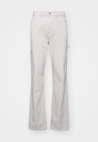Pantalones cargo de color gris claro, fabricados en una mezcla de algodón, con cintura alta, pierna recta, bolsillos laterales y cierre de botón.