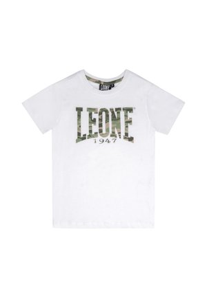 T-shirt blanc à manches courtes avec un logo « LEONE 1947 » à motif camouflage sur la poitrine.