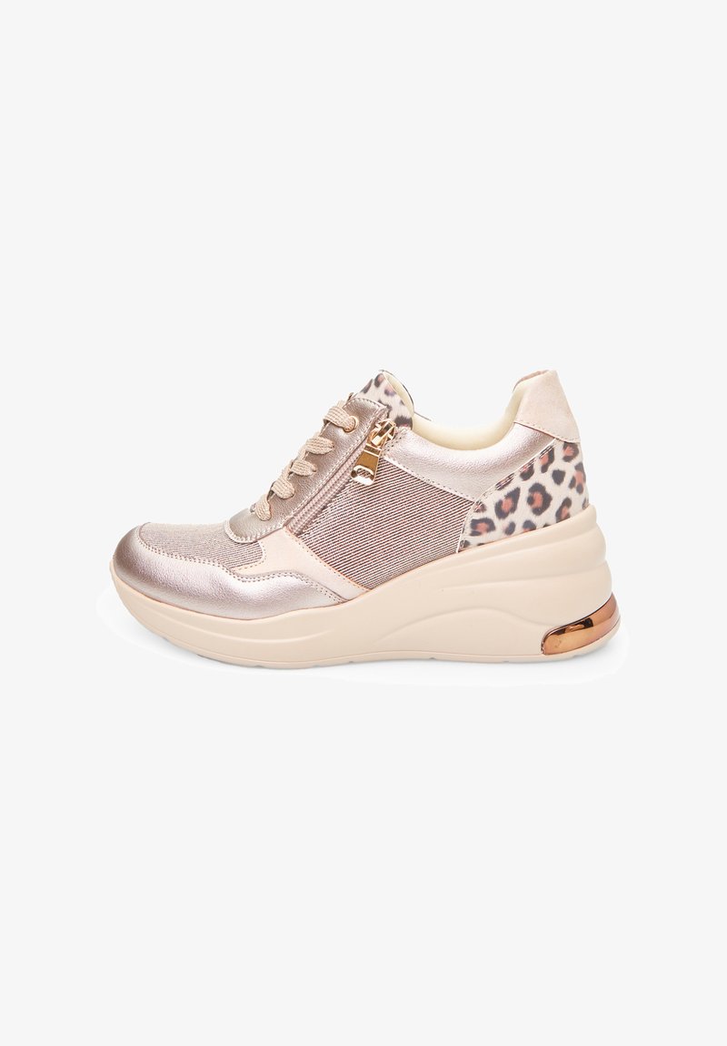 Zapatilla con cordones en rosa metalizado con tejido texturizado, acentos de estampado de leopardo y una suela cuña que presenta un detalle metálico en el talón.