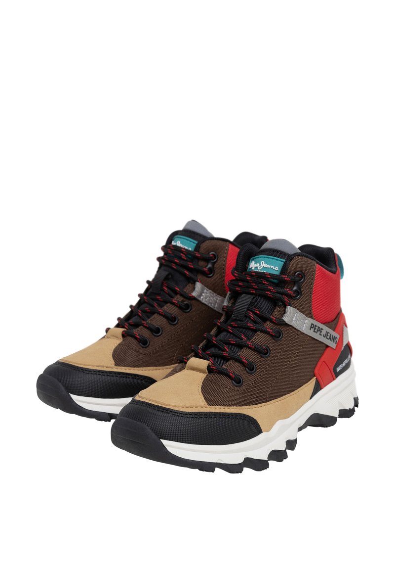 Hochschuh mit einer Mischung aus tan, braunen, roten und schwarzen Materialien. Obermaterial aus strukturiertem Wildleder und Mesh, robuste schwarze Gummisohle und rote Schnürsenkel.
