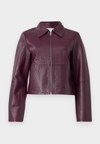 Veste en cuir bordeaux avec un col, fermeture éclair à l'avant, manches longues et texture lisse, présentant des détails en panneaux sur le corps.