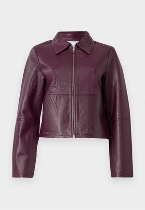 Bordeaux leren jas met een kraag, een voorrits, lange mouwen en een gladde textuur, met paneelafwerking op het lichaam.