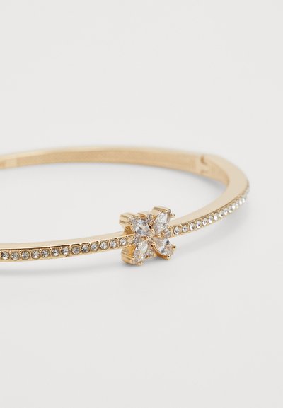 Goldarmband mit glatter Oberfläche und zartem floralen Design, verziert mit klaren Edelsteinen und einer Reihe von kleineren funkelnden Steinen.