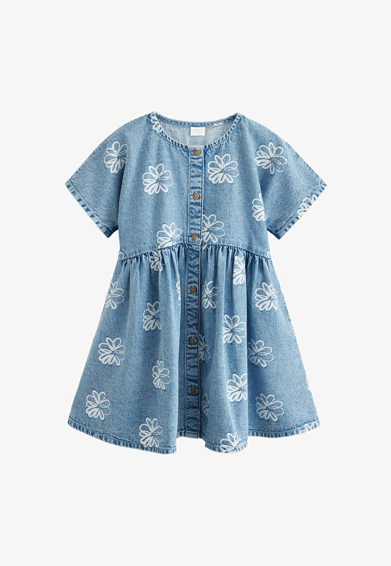 Robe en denim bleu à manches courtes avec des boutons à l'avant et des motifs floraux blancs dispersés sur le tissu.