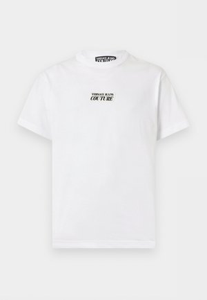 Valkoinen lyhythihainen t-paita, jossa on pyöreä pääntie ja pieni musta "Versace Jeans Couture" -logo rintakehän keskellä.