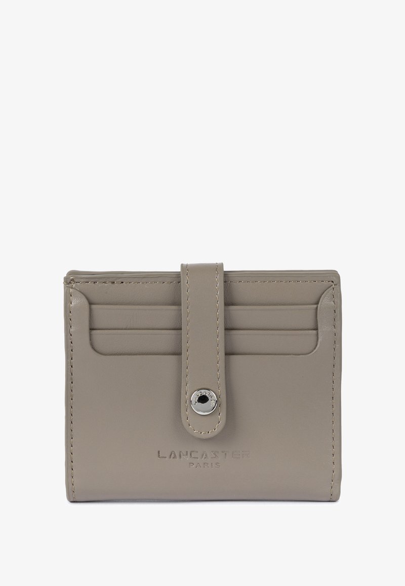 Portafoglio in pelle grigia con sei scomparti per carte, chiusura a scatto, nome del marchio impresso e design pulito e minimalista. Texture liscia con bordi cuciti.