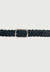 Cintura intrecciata in pelle blu scuro con fibbia metallica rettangolare in argento. Texture liscia con un design a tessitura stretta.