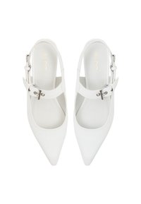 Vita spetsiga slingback-skor i läder med slät yta, justerbar spänne och öppna sidor för ökad andningsförmåga.