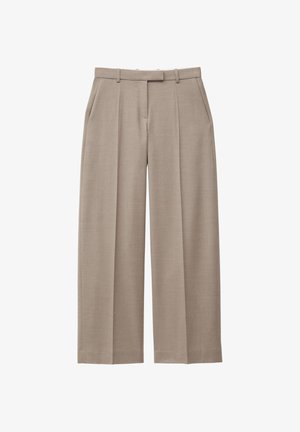 Pantalon beige à jambes larges avec passants pour ceinture, plis devant, poches latérales et fermeture frontale dissimulée.