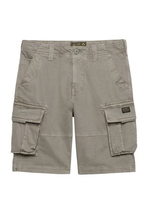 Pantalones cortos cargo beige con trabillas para cinturón, botón frontal, bolsillos laterales inclinados y grandes bolsillos con solapa en ambos muslos.