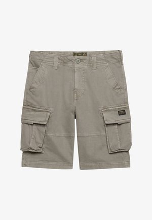 Pantalones cortos cargo beige con trabillas para cinturón, botón frontal, bolsillos laterales inclinados y grandes bolsillos con solapa en ambos muslos.