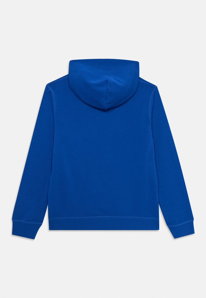 Sweat à capuche bleu en matière douce, avec une poche kangourou et des poignets côtelés. Texture lisse avec une capuche arrondie et des coutures minimales.